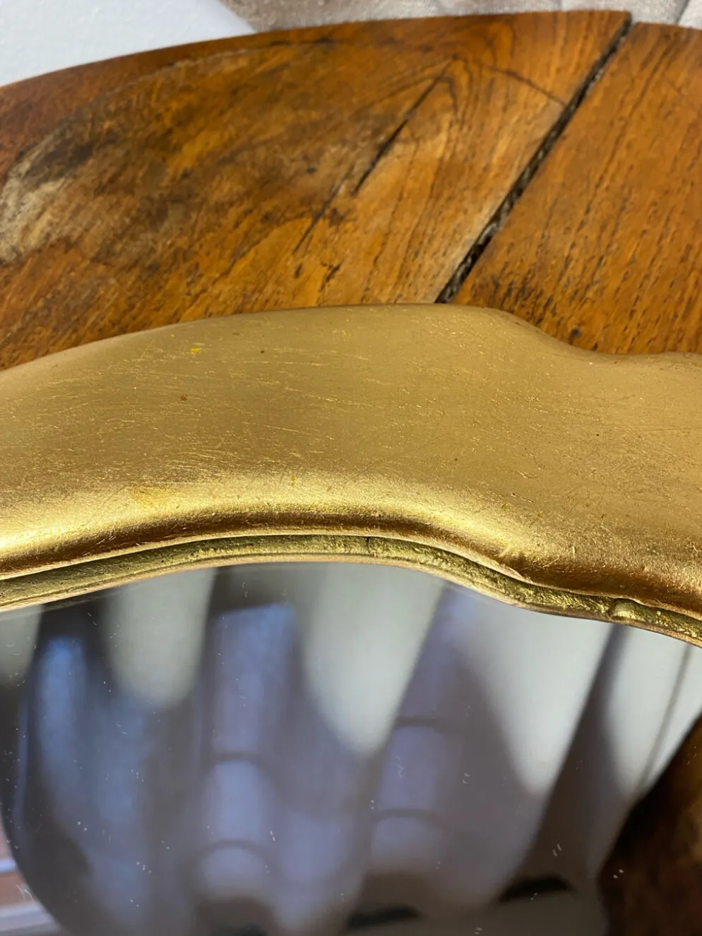 Miroir « lèvres » en plâtre doré à la feuille d’or