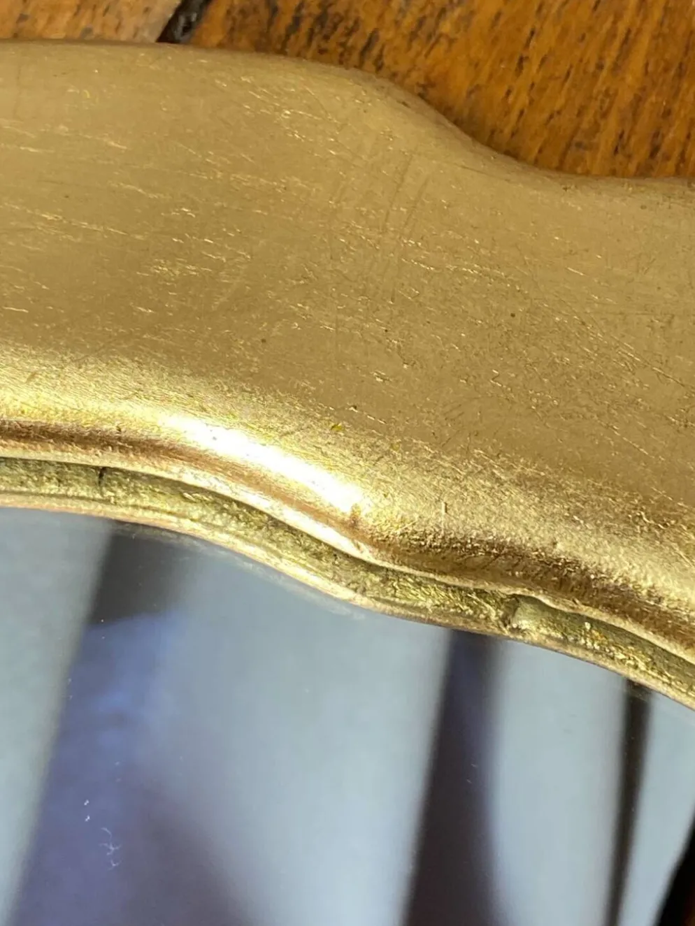 Miroir « lèvres » en plâtre doré à la feuille d’or
