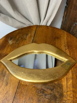 Miroir « lèvres » en plâtre doré à la feuille d’or
