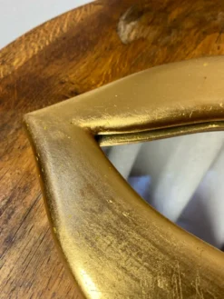 Miroir « lèvres » en plâtre doré à la feuille d’or