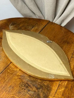 Miroir « lèvres » en plâtre doré à la feuille d’or