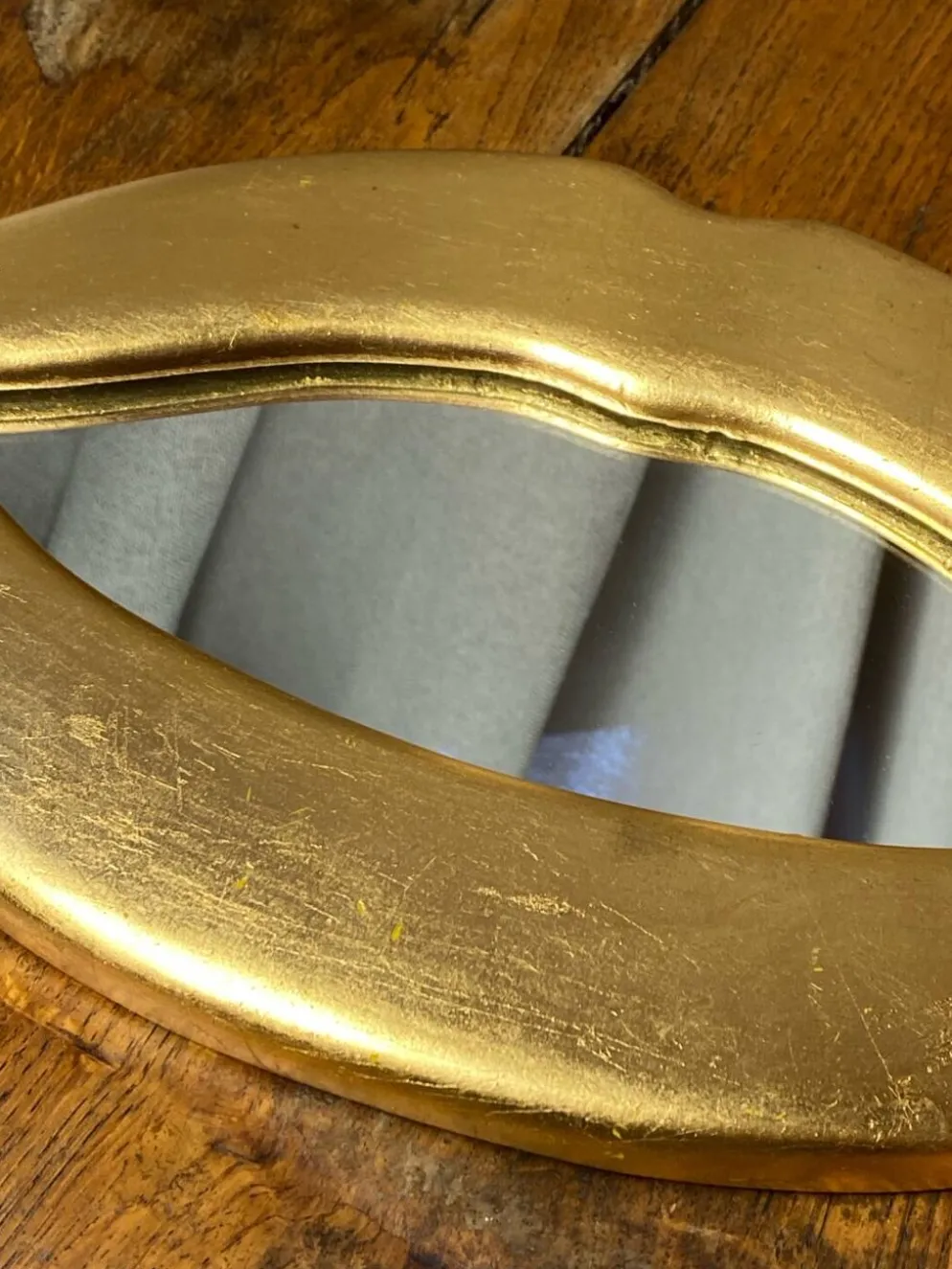 Miroir « lèvres » en plâtre doré à la feuille d’or