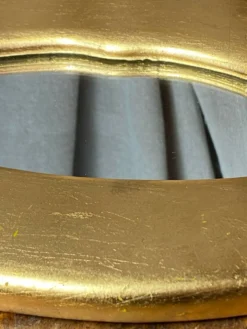 Miroir « lèvres » en plâtre doré à la feuille d’or