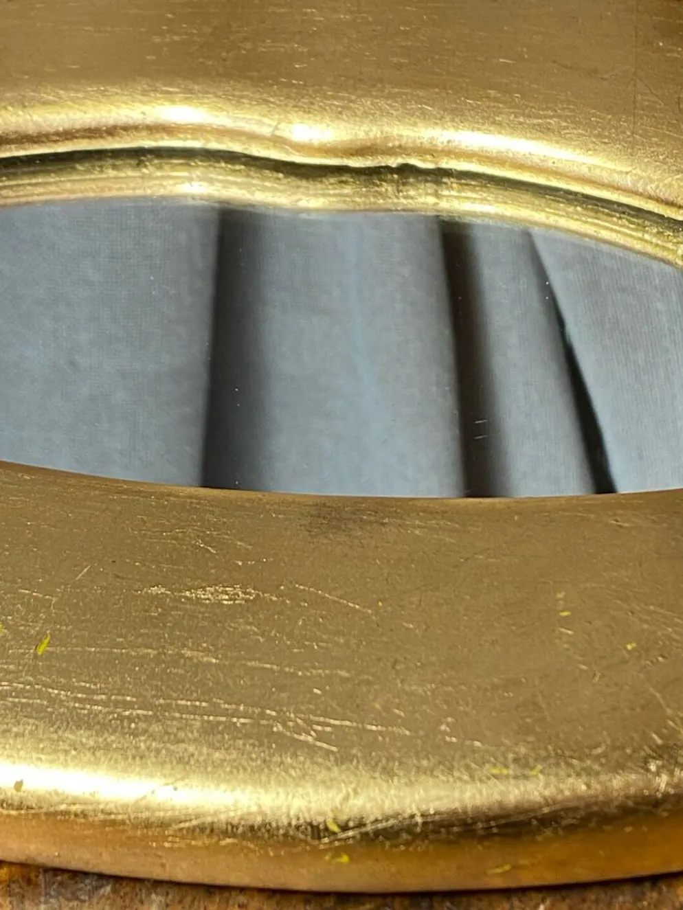 Miroir « lèvres » en plâtre doré à la feuille d’or