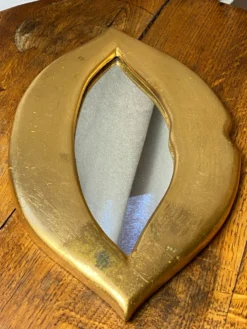 Miroir « lèvres » en plâtre doré à la feuille d’or