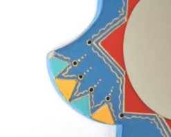 Miroir Marocain en bois peint en forme de main, années 70