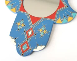 Miroir Marocain en bois peint en forme de main, années 70
