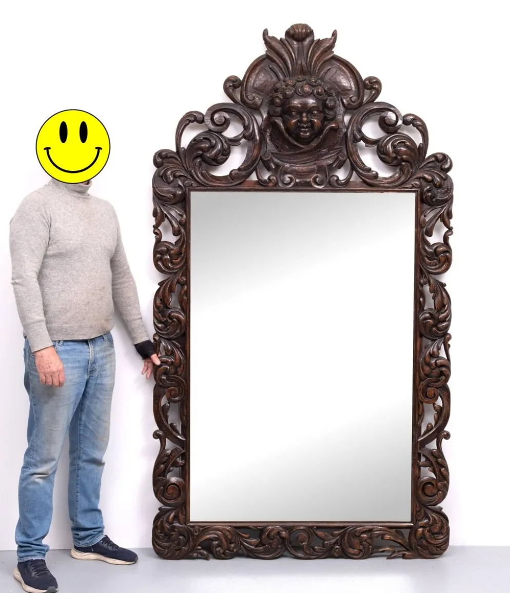 Miroir monumental ancien du XVIIIe siècle en chêne, orné d'un chérubin, de Hollande.
