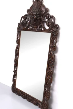 Miroir monumental ancien du XVIIIe siècle en chêne, orné d'un chérubin, de Hollande.