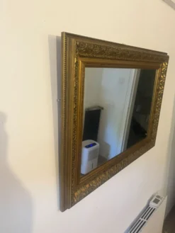Miroir mouluré cadre bois doré — 82 x 61 cm