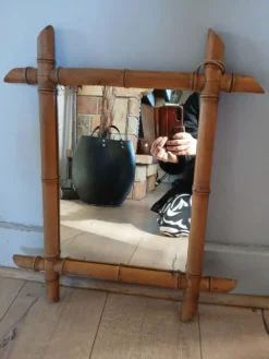 Miroir mural ancien avec cadre en bois