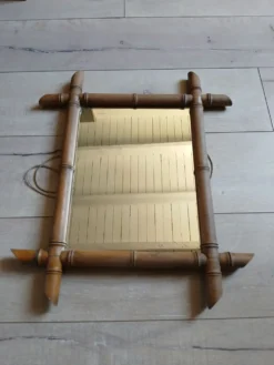 Miroir mural ancien avec cadre en bois