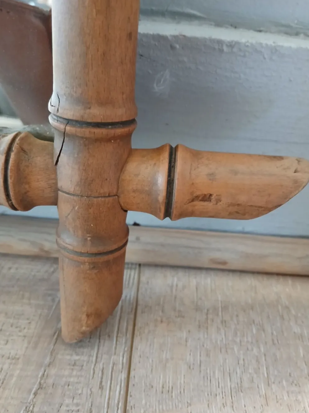 Miroir mural ancien avec cadre en bois
