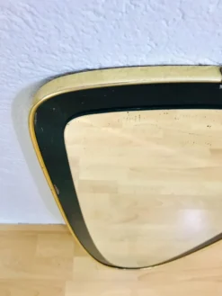 Miroir mural asymétrique italien encadré de laiton années 1960 Italie