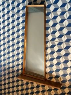 Miroir mural avec l’étagère