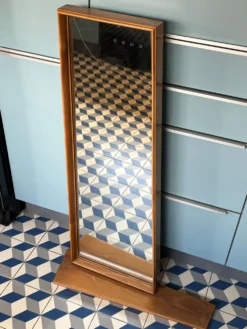 Miroir mural avec l’étagère