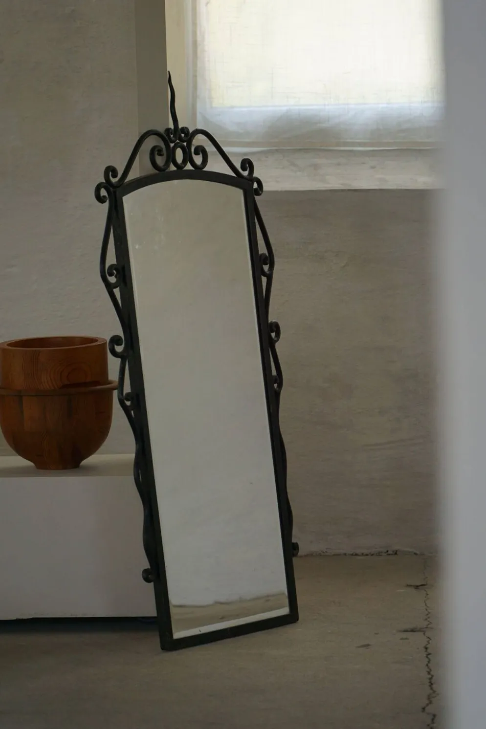 Miroir mural brutaliste français du milieu du siècle en fer forgé, fabriqué dans les années 1950