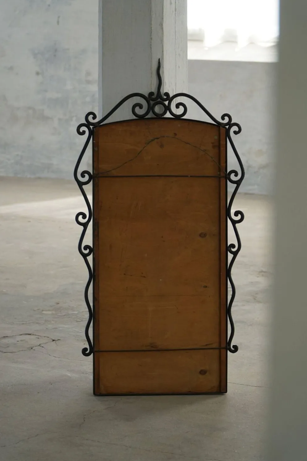 Miroir mural brutaliste français du milieu du siècle en fer forgé, fabriqué dans les années 1950