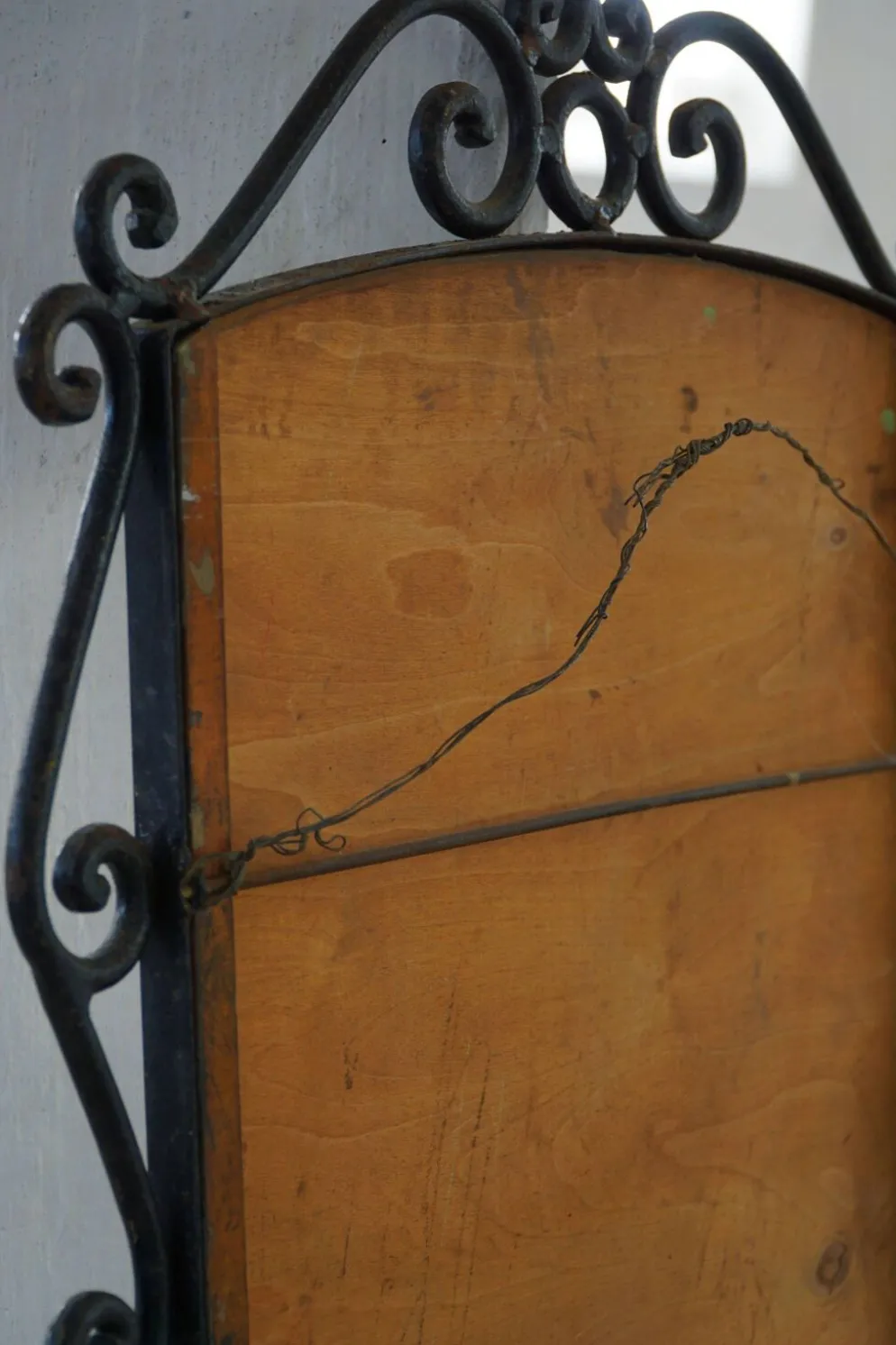 Miroir mural brutaliste français du milieu du siècle en fer forgé, fabriqué dans les années 1950