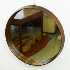 Miroir mural circulaire en teck et en verre des années 1960.