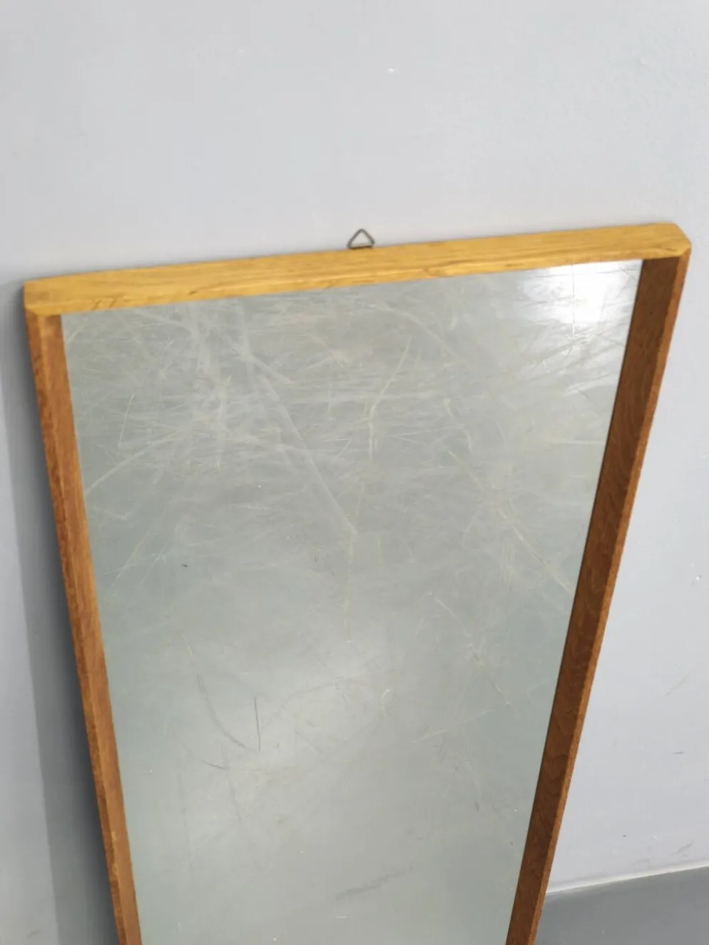 Miroir mural danois en chêne des années 60.