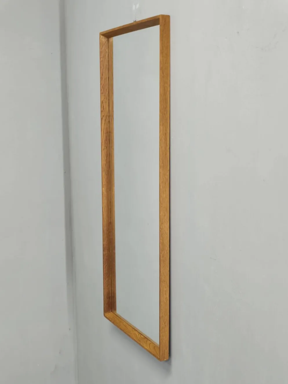 Miroir mural danois en chêne des années 60.