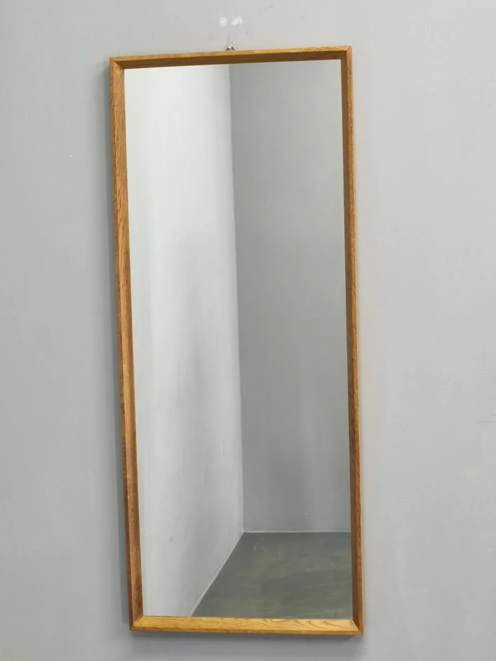 Miroir mural danois en chêne des années 60.