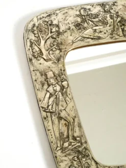 Miroir mural de style mid-century moderne avec un cadre en argent.