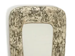 Miroir mural de style mid-century moderne avec un cadre en argent.