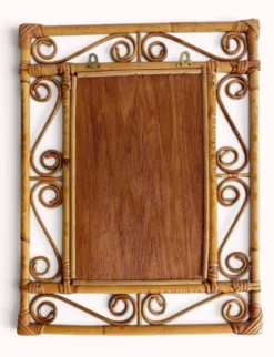 Miroir mural en bambou et rotin fait main espagnol des années 1970.