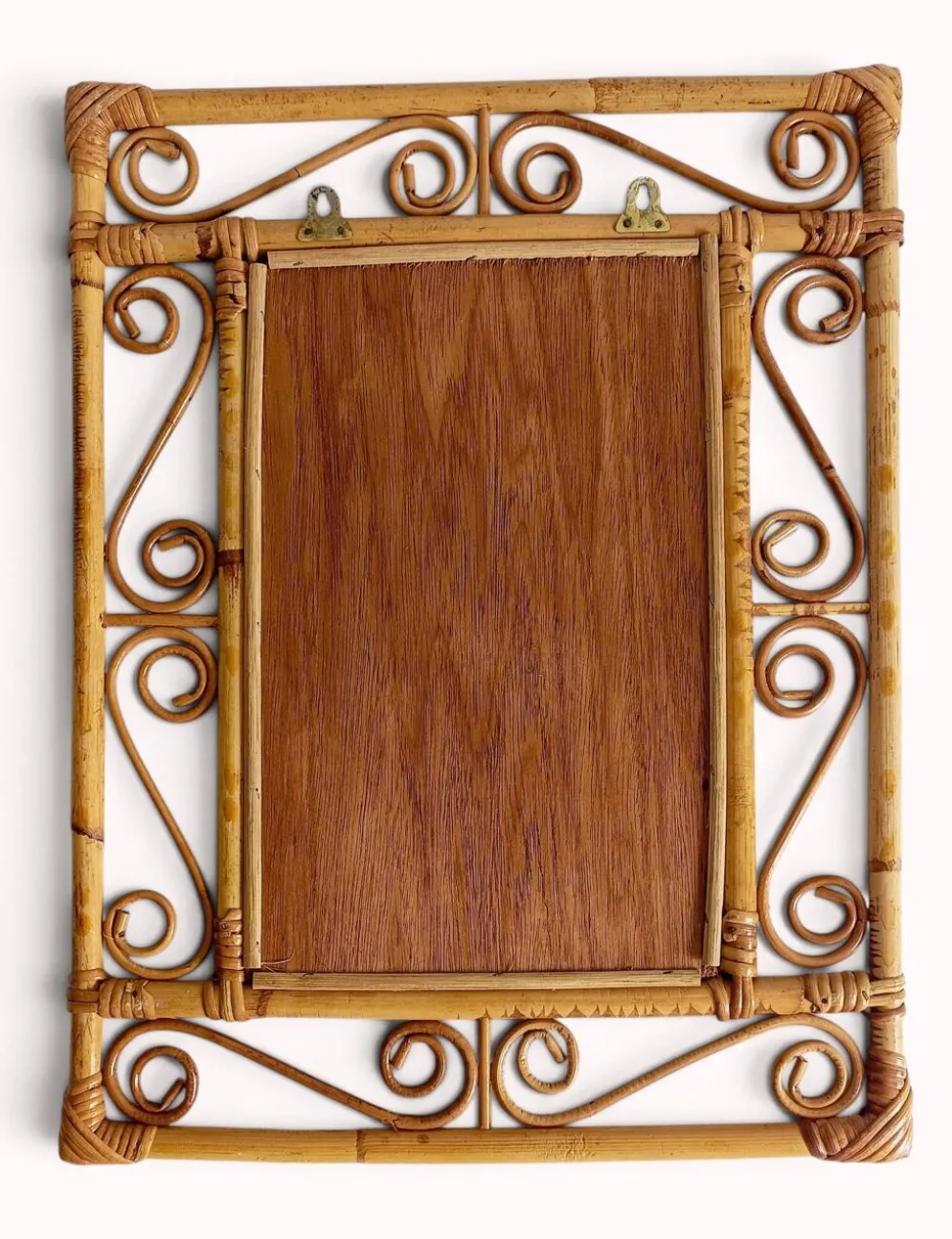 Miroir mural en bambou et rotin fait main espagnol des années 1970.