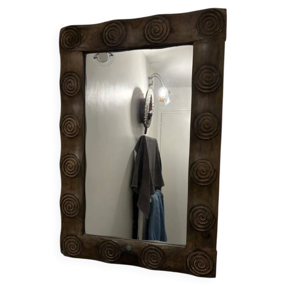 Miroir mural en bois sculpté (motifs spirales)