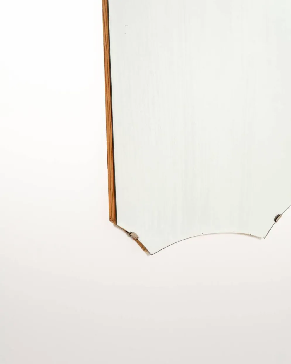 Miroir mural en forme de bouclier, production européenne, années 1930-1940
