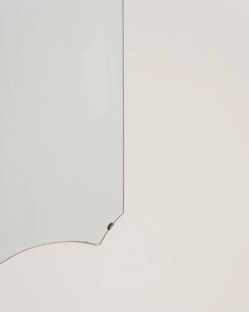 Miroir mural en forme de bouclier, production européenne, années 1930-1940