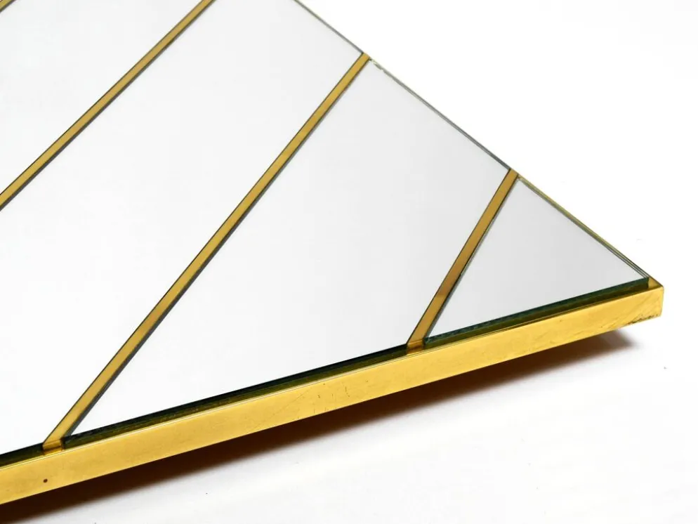 Miroir mural en laiton des années 1970 avec des bandes de miroir diagonales.