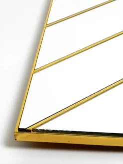 Miroir mural en laiton des années 1970 avec des bandes de miroir diagonales.