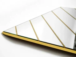 Miroir mural en laiton des années 1970 avec des bandes de miroir diagonales.