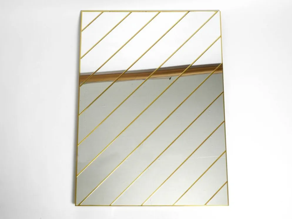 Miroir mural en laiton des années 1970 avec des bandes de miroir diagonales.
