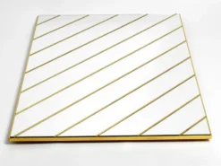 Miroir mural en laiton des années 1970 avec des bandes de miroir diagonales.