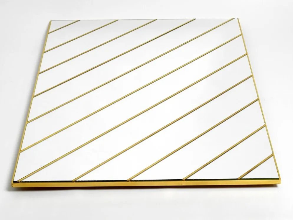 Miroir mural en laiton des années 1970 avec des bandes de miroir diagonales.