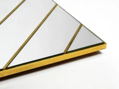 Miroir mural en laiton des années 1970 avec des bandes de miroir diagonales.
