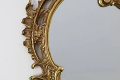 Miroir mural en métal orné de style Louis XVI du 20e siècle avec des flamboiements rococo, Fra