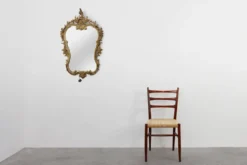 Miroir mural en métal orné de style Louis XVI du 20e siècle avec des flamboiements rococo, Fra