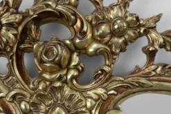 Miroir mural en métal orné de style Louis XVI du 20e siècle avec des flamboiements rococo, Fra