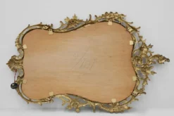 Miroir mural en métal orné de style Louis XVI du 20e siècle avec des flamboiements rococo, Fra