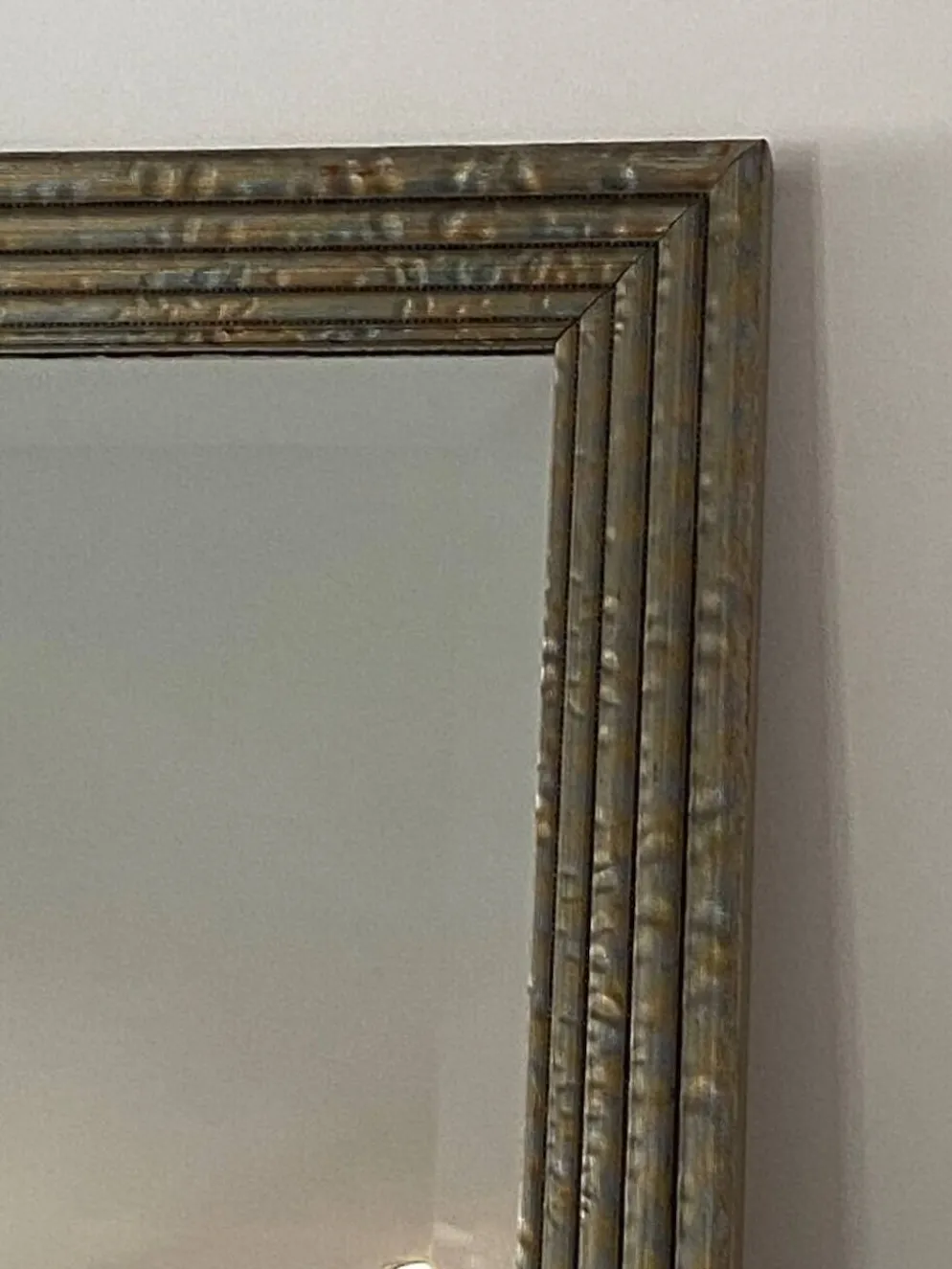 Miroir mural en métal texturé embossé et miroir biseauté