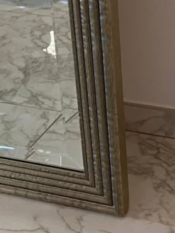 Miroir mural en métal texturé embossé et miroir biseauté
