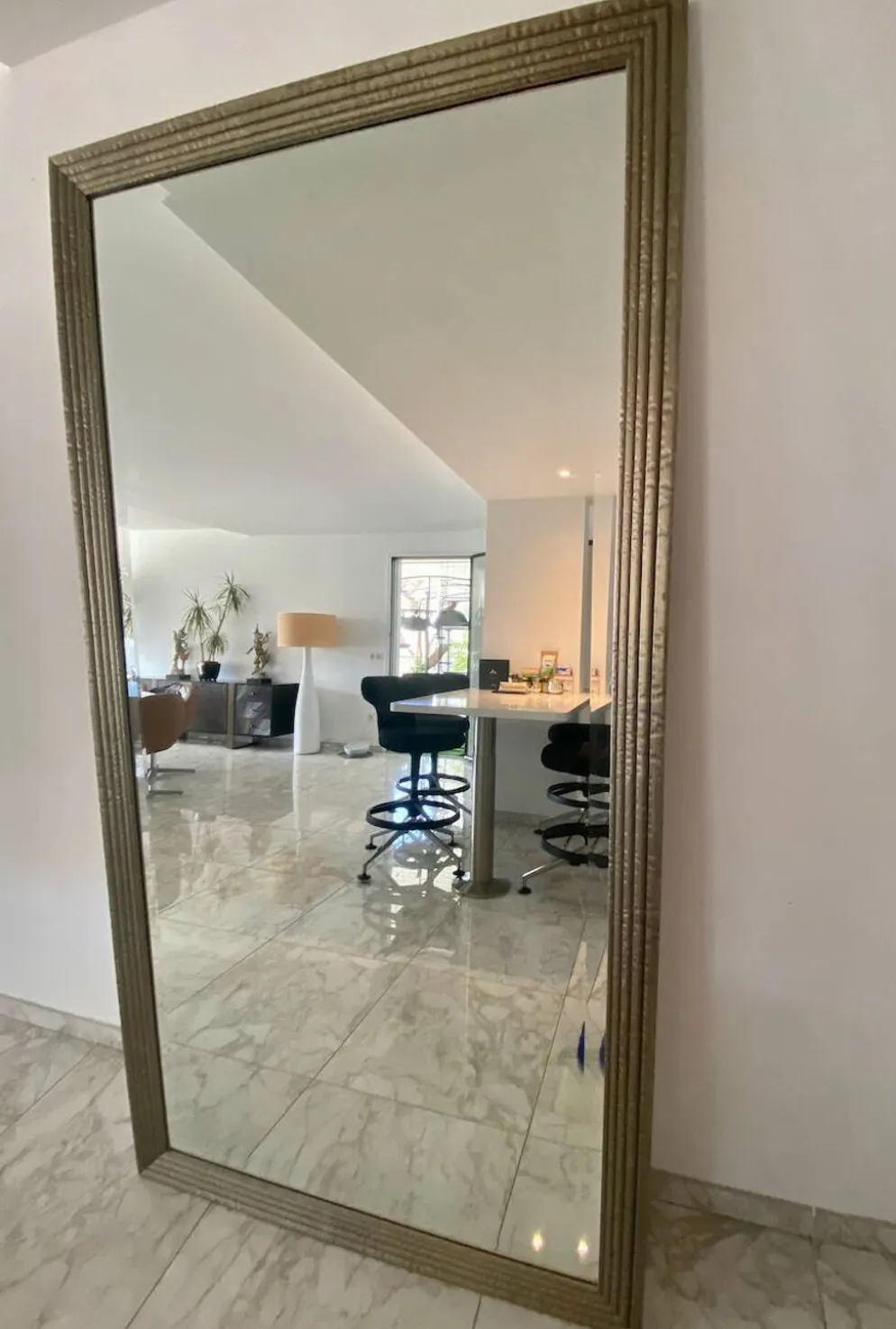 Miroir mural en métal texturé embossé et miroir biseauté
