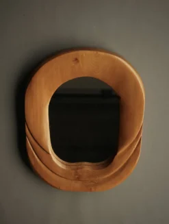Miroir mural en pin anthroposophique du milieu du siècle, années 1970