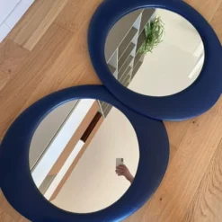 Miroir mural ovale années 1970 skaï bleu